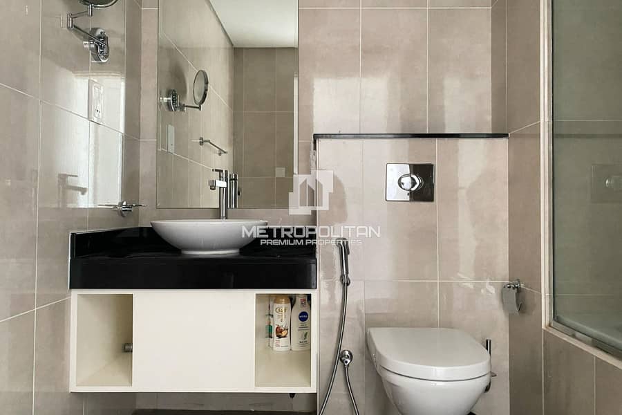 Mid Floor | Stunning Golf View | Spacious Rooms - Image 8