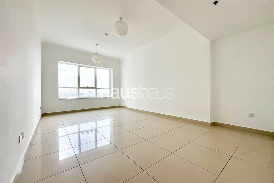 Vacant | Spacious 805sqft | Unfurnished| Mid Floor