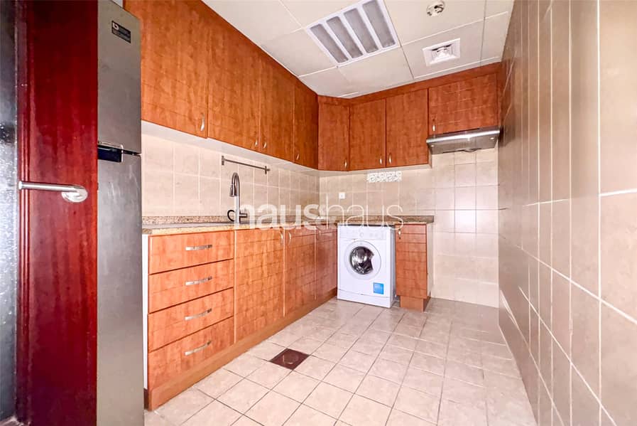 Vacant | Spacious 805sqft | Unfurnished| Mid Floor