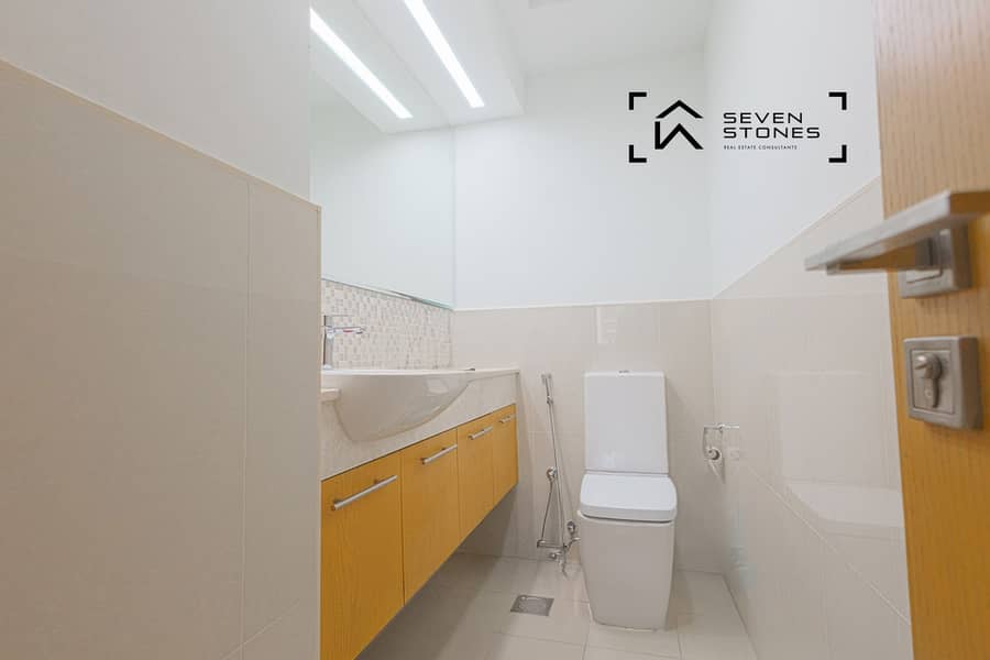 Burj Khalifa View | High Floor | Unfurnished - Image 9