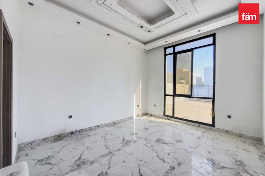 Spacious Villa With Nearby School & Hospital