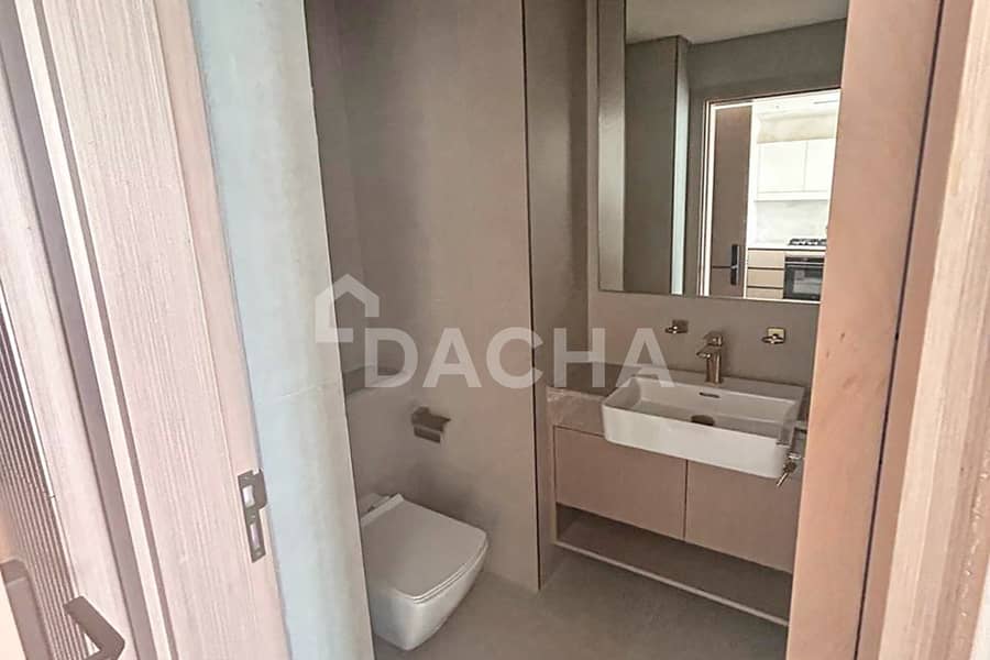 POOL VIEW | SPACIOUS UNIT | VACANT - Image 6