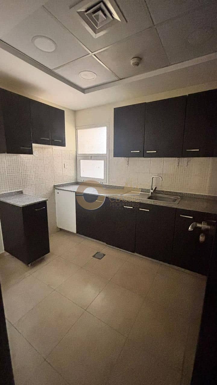 TERRACE UNIT I SPACIOUS LAYOUT I CLOSED KITCHEN