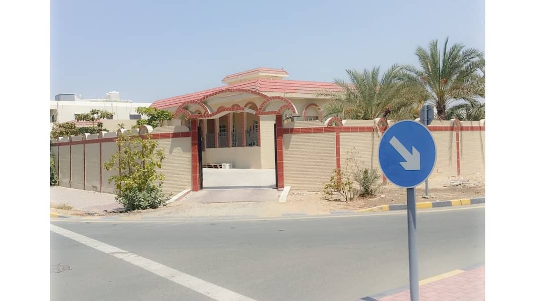 Villa on the street bitumen area of 13 thousand feet at a price of 300 million dirhams
