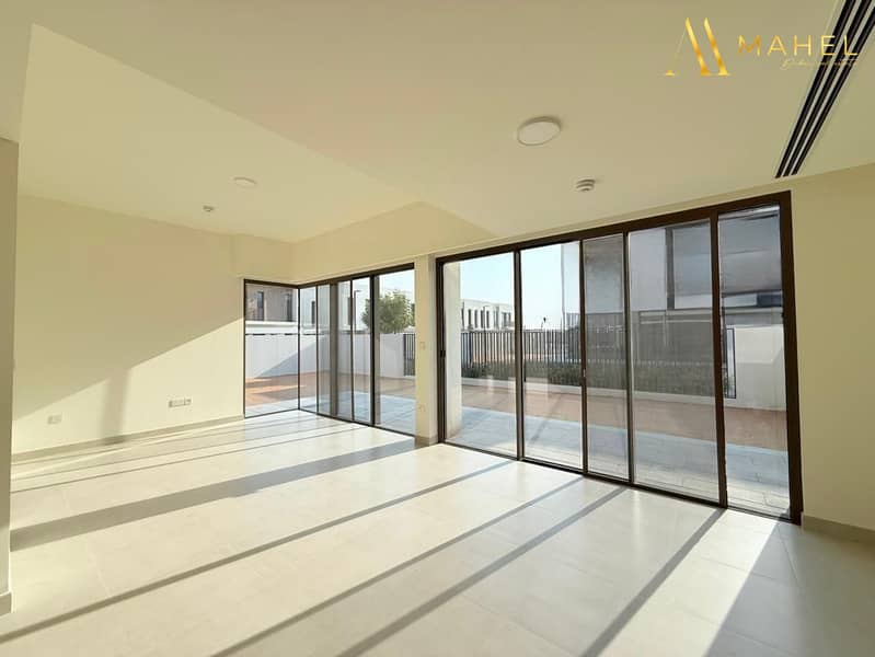 Single Row | Huge Outdoor Yard | Corner Unit