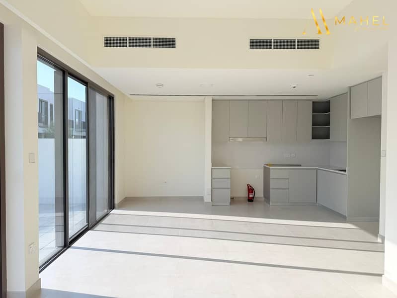 Single Row | Huge Outdoor Yard | Corner Unit