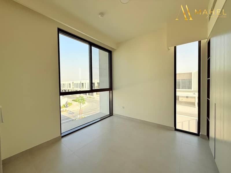 Single Row | Huge Outdoor Yard | Corner Unit