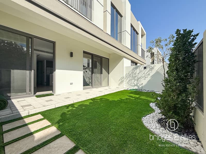 UPGRADED UNIT | LANDSCAPE AND KITCHEN APPLIANCES - Image 6