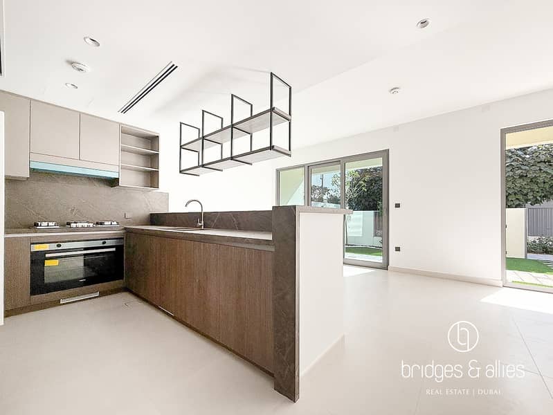 UPGRADED UNIT | LANDSCAPE AND KITCHEN APPLIANCES