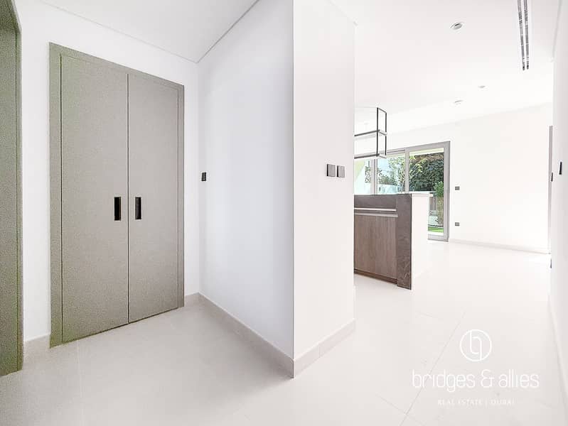 UPGRADED UNIT | LANDSCAPE AND KITCHEN APPLIANCES