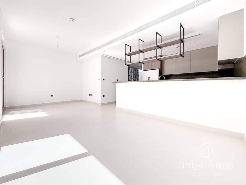 UPGRADED UNIT | LANDSCAPE AND KITCHEN APPLIANCES