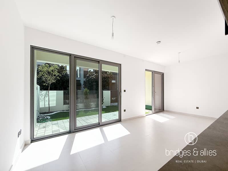 UPGRADED UNIT | LANDSCAPE AND KITCHEN APPLIANCES