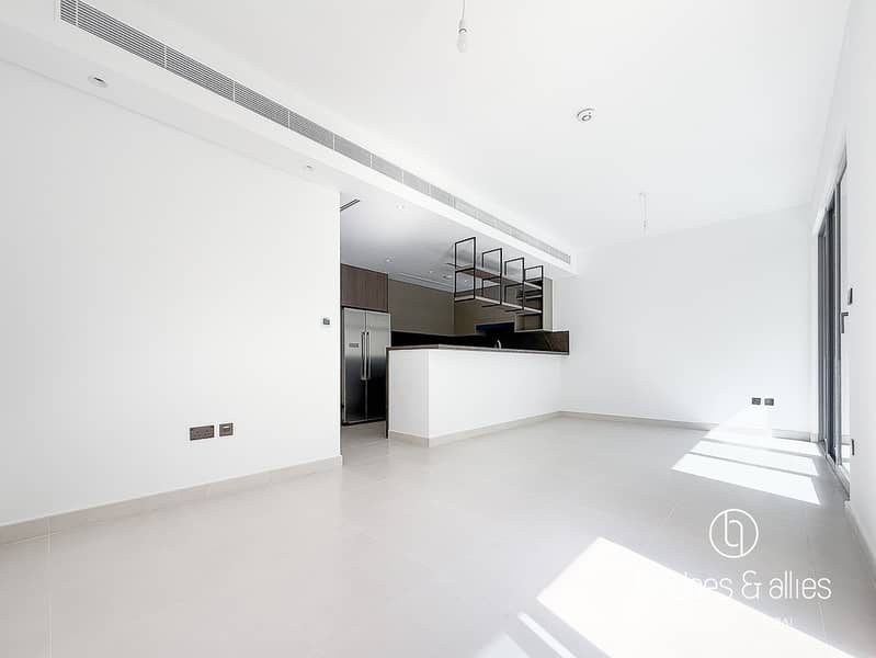 UPGRADED UNIT | LANDSCAPE AND KITCHEN APPLIANCES - Image 8