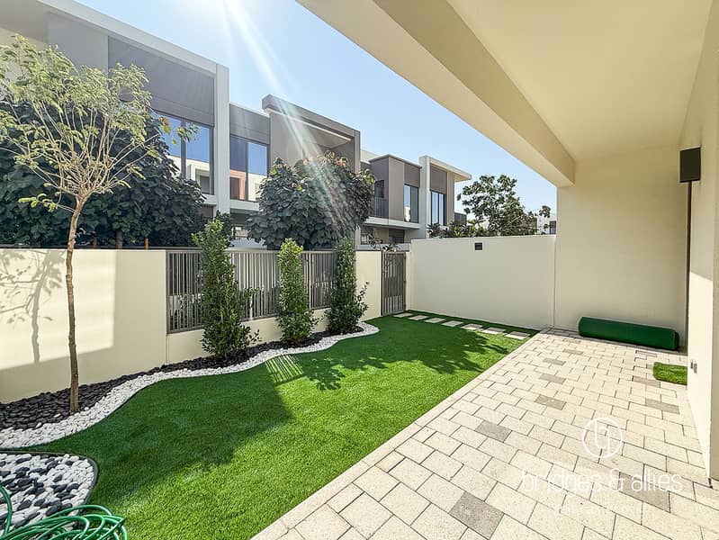 UPGRADED UNIT | LANDSCAPE AND KITCHEN APPLIANCES - Image 10