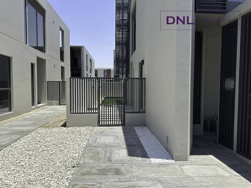 Vacant // Spacious // Extended Garden - Image 11