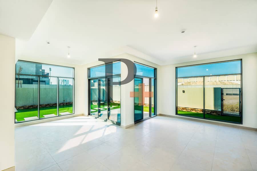 Bigger Single‑Row End SD | Landscaped | Move‑In