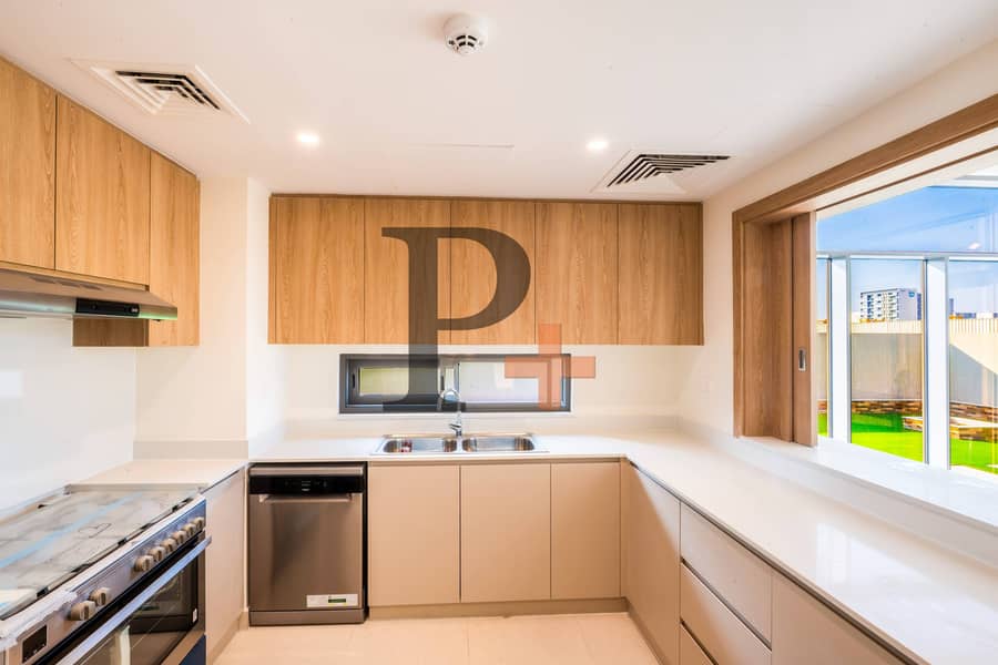 Bigger Single‑Row End SD | Landscaped | Move‑In