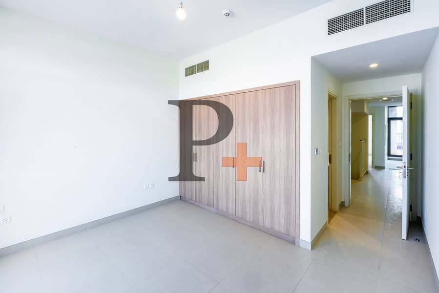 Bigger Single‑Row End SD | Landscaped | Move‑In