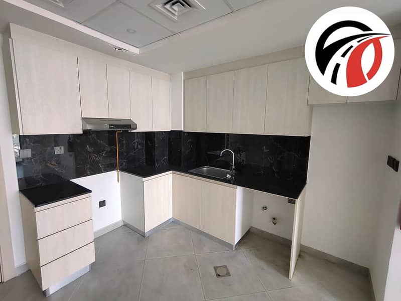 Luxury Building | Ready to Move | Prime Location - Image 8