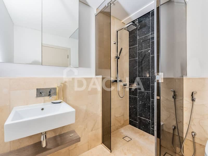 New To Market | Sea View | Vacant - Image 10