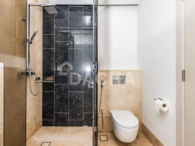 New To Market | Sea View | Vacant - Image 11