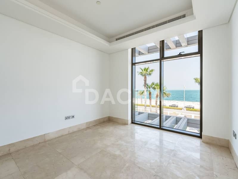 New To Market | Sea View | Vacant - Image 13
