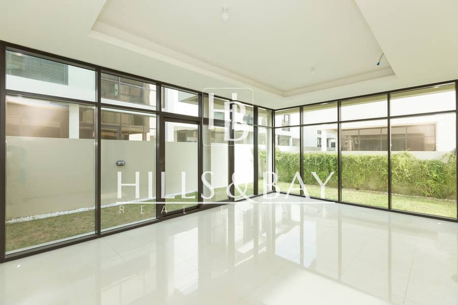 Immaculate End Unit| Fully Landscaped |Vacant now