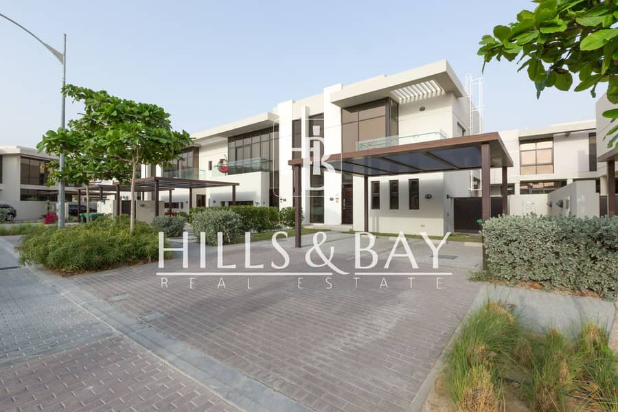 Immaculate End Unit| Fully Landscaped |Vacant now