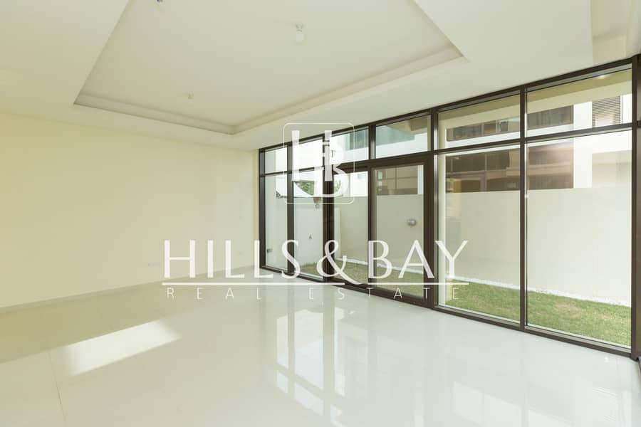 Immaculate End Unit| Fully Landscaped |Vacant now