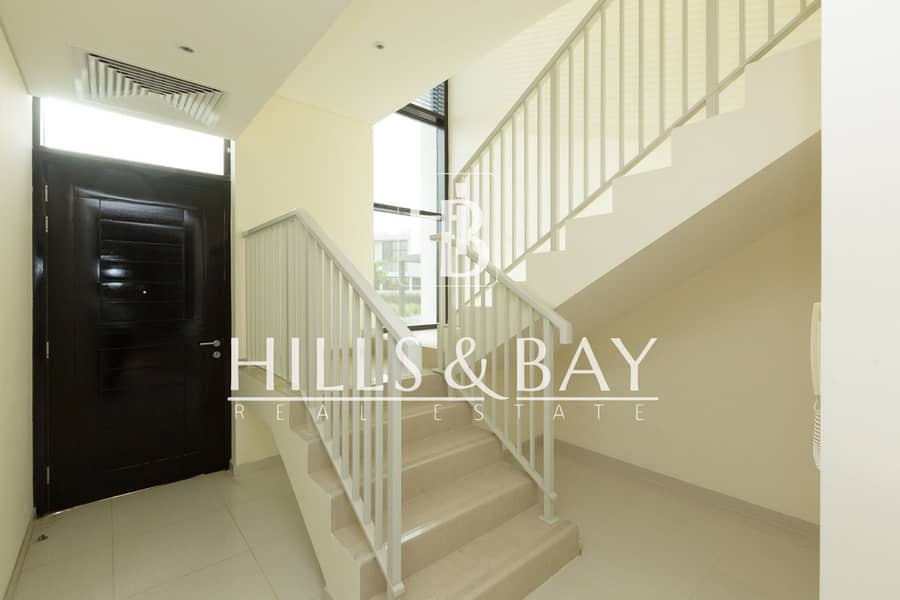 Immaculate End Unit| Fully Landscaped |Vacant now - Image 6