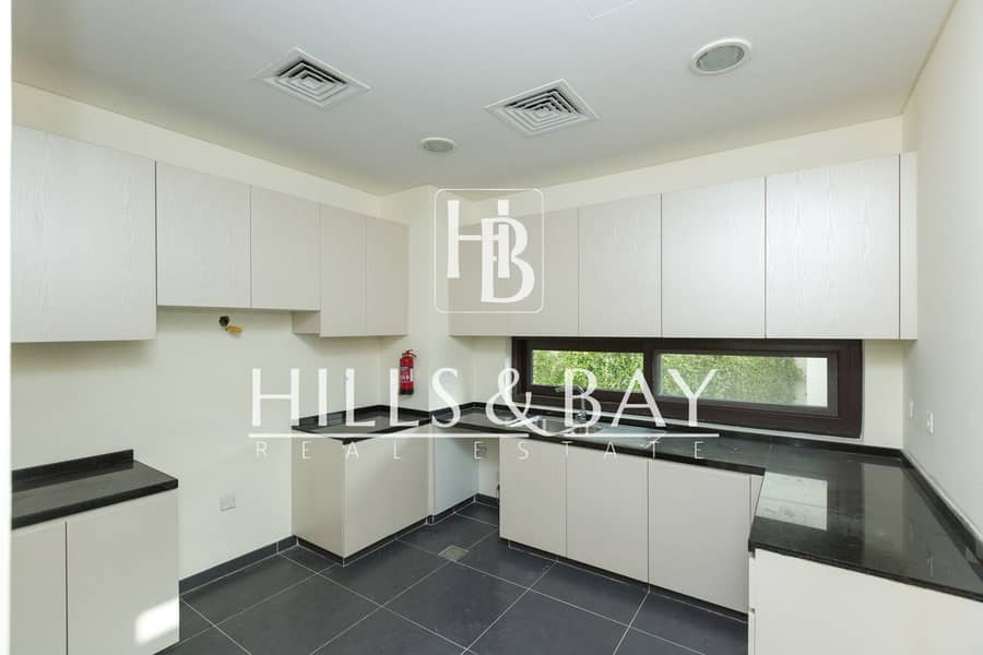 Immaculate End Unit| Fully Landscaped |Vacant now - Image 7