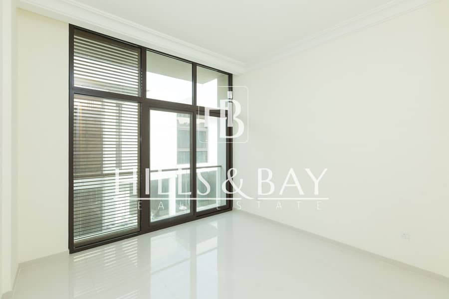 Immaculate End Unit| Fully Landscaped |Vacant now - Image 8