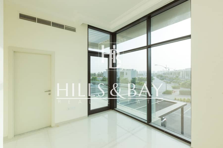 Immaculate End Unit| Fully Landscaped |Vacant now - Image 9