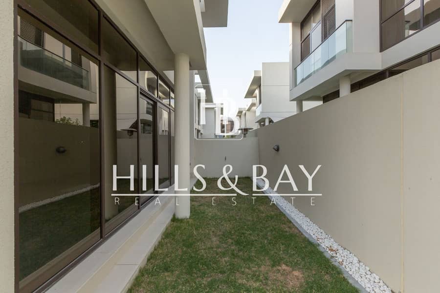 Immaculate End Unit| Fully Landscaped |Vacant now - Image 11