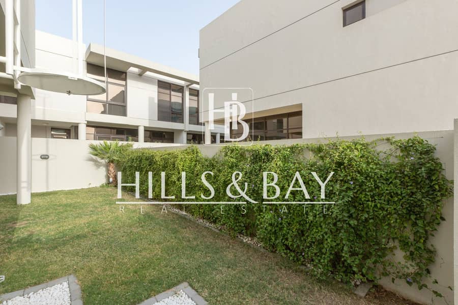 Immaculate End Unit| Fully Landscaped |Vacant now - Image 13