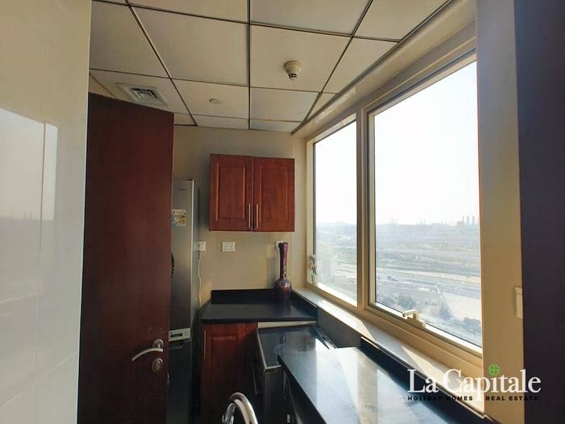 Vacant | Spacious| Furnished | Marina Skyline View - Image 9