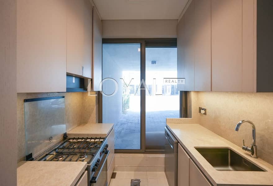 Vacant | Close Kitchen | Upgraded - Image 7