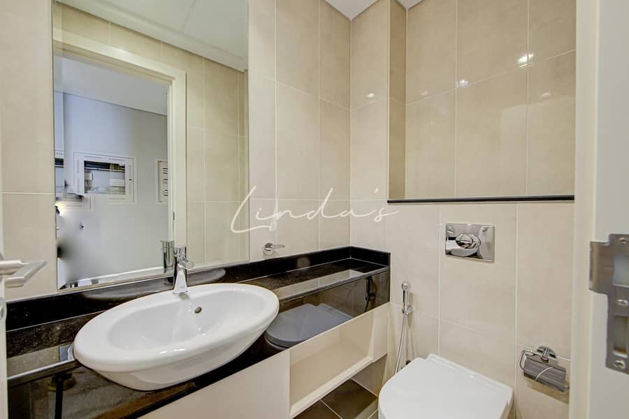 Fully Furnished | Golf View | Spacious Living Area - Image 8