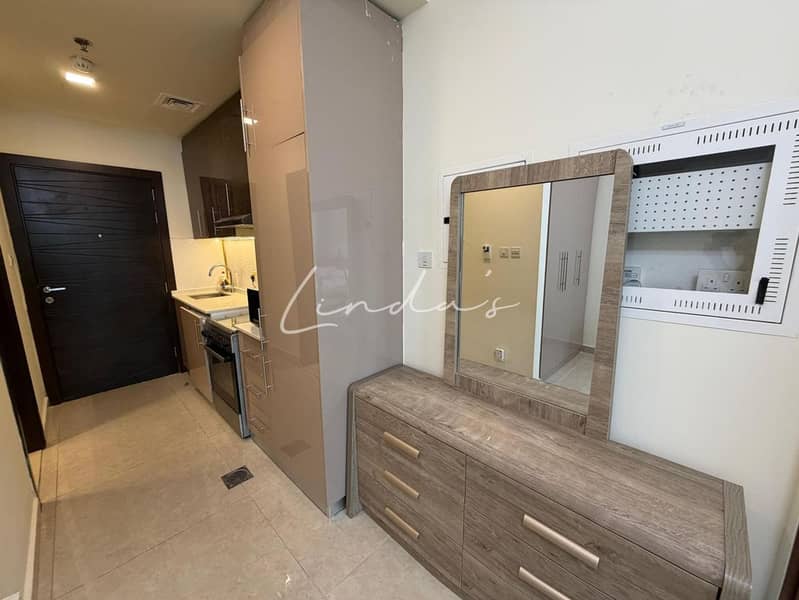 Full Furnished | 12 Cheuqes | Vacant | Spacious - Image 6