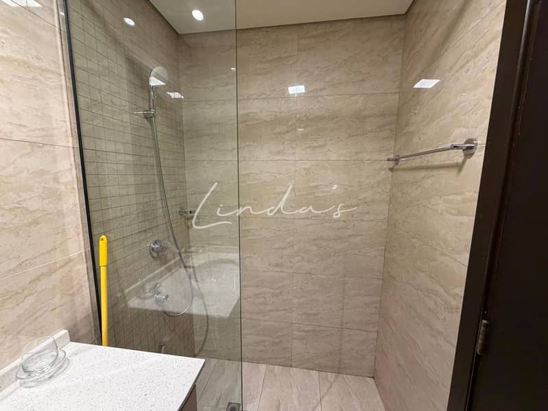 Full Furnished | 12 Cheuqes | Vacant | Spacious - Image 12