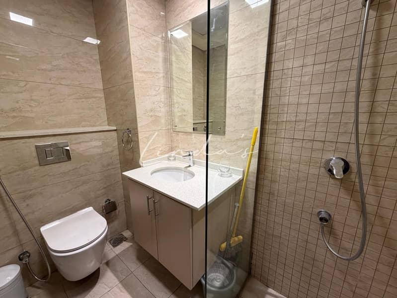 Full Furnished | 12 Cheuqes | Vacant | Spacious - Image 13