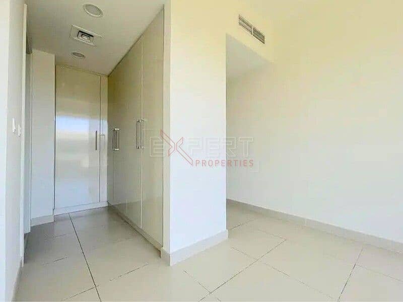 Spacious 5-Bed Villa | Garden & Balcony | Ideal for Families - Image 7