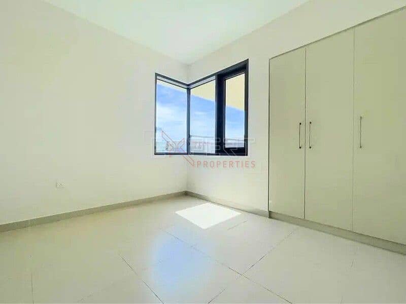 Spacious 5-Bed Villa | Garden & Balcony | Ideal for Families - Image 8