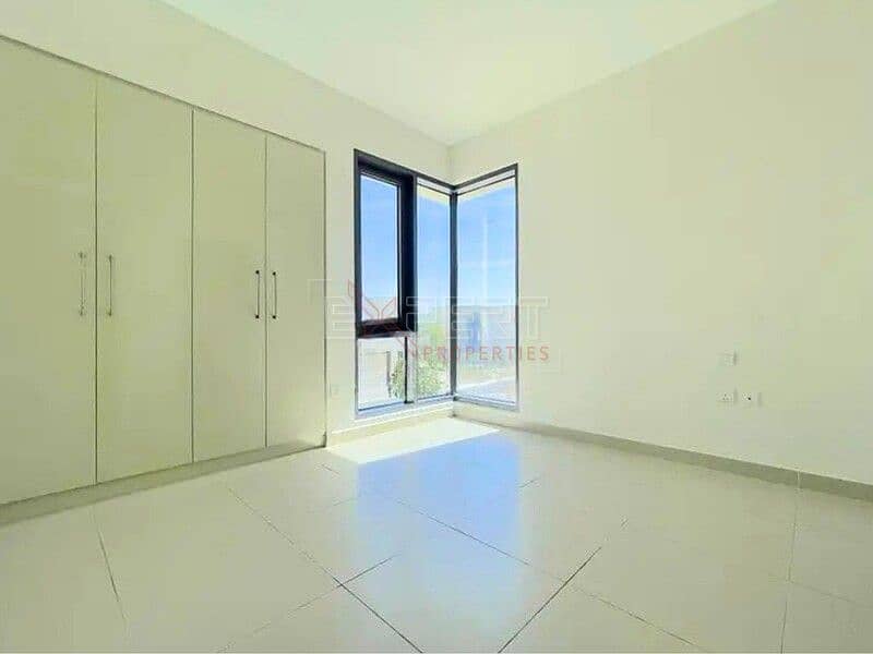 Spacious 5-Bed Villa | Garden & Balcony | Ideal for Families - Image 9