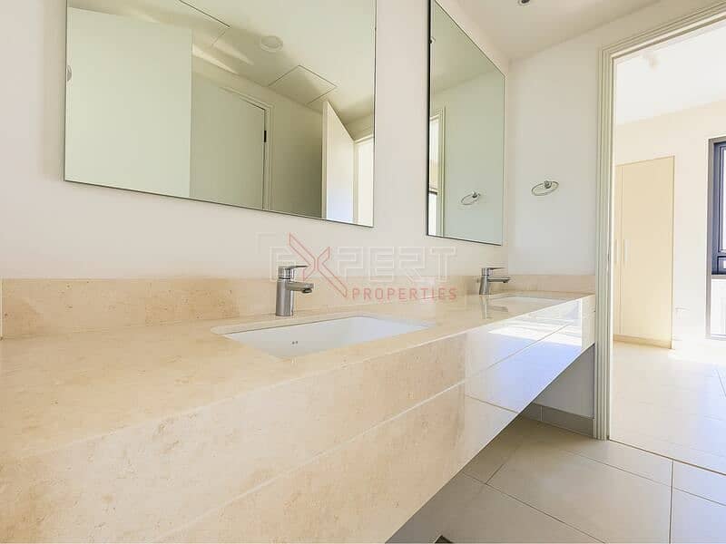 Spacious 5-Bed Villa | Garden & Balcony | Ideal for Families - Image 13