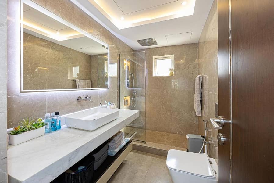 12 bathroom. jpg
