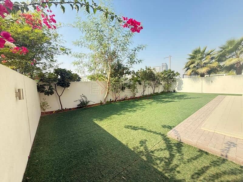 Spacious 4-Bedroom Villa | Well-Maintained | Community View