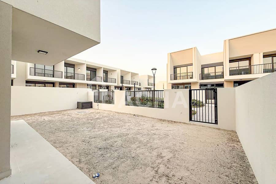 Corner | Large Plot | Vacant | Unfurnished