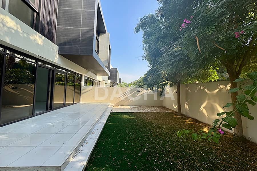 Exclusive Spacious 3Bed + Maids | Prime Location - Image 6