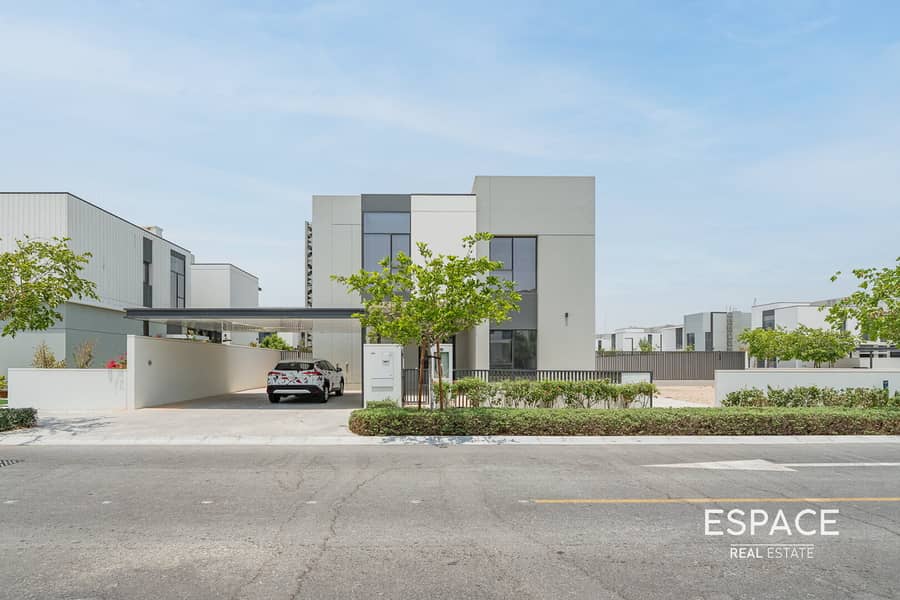 5 Beds plus Maids| Big Plot | Corner Plot